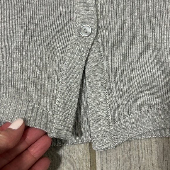 LIKE NEW! Women's Madden Girl Light Grey Knit Sweater Vest - MEDIUM - Picture 10 of 11